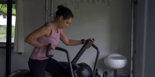 少数民族妇女在家庭健身房锻炼