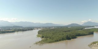 鸟瞰图的河流在山谷包围的加拿大山地景观。