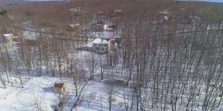 宾夕法尼亚州阿巴拉契亚州波科诺山区的一个农村社区。鸟瞰图在寒冷的阳光明媚的雪天。
