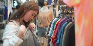4K亚洲妇女在街头市场选购时装。