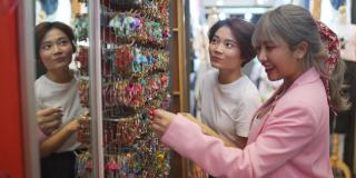 4K亚洲女性女友一起在街市购物。