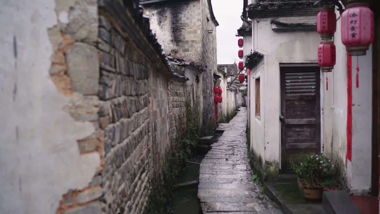 中国古村落(宏村)，下雨天。