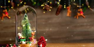 圣诞快乐和新年快乐圣诞树和圣诞老人在玻璃圆顶装饰小驯鹿，松果金箔在木材背景。展示产品的条幅空间