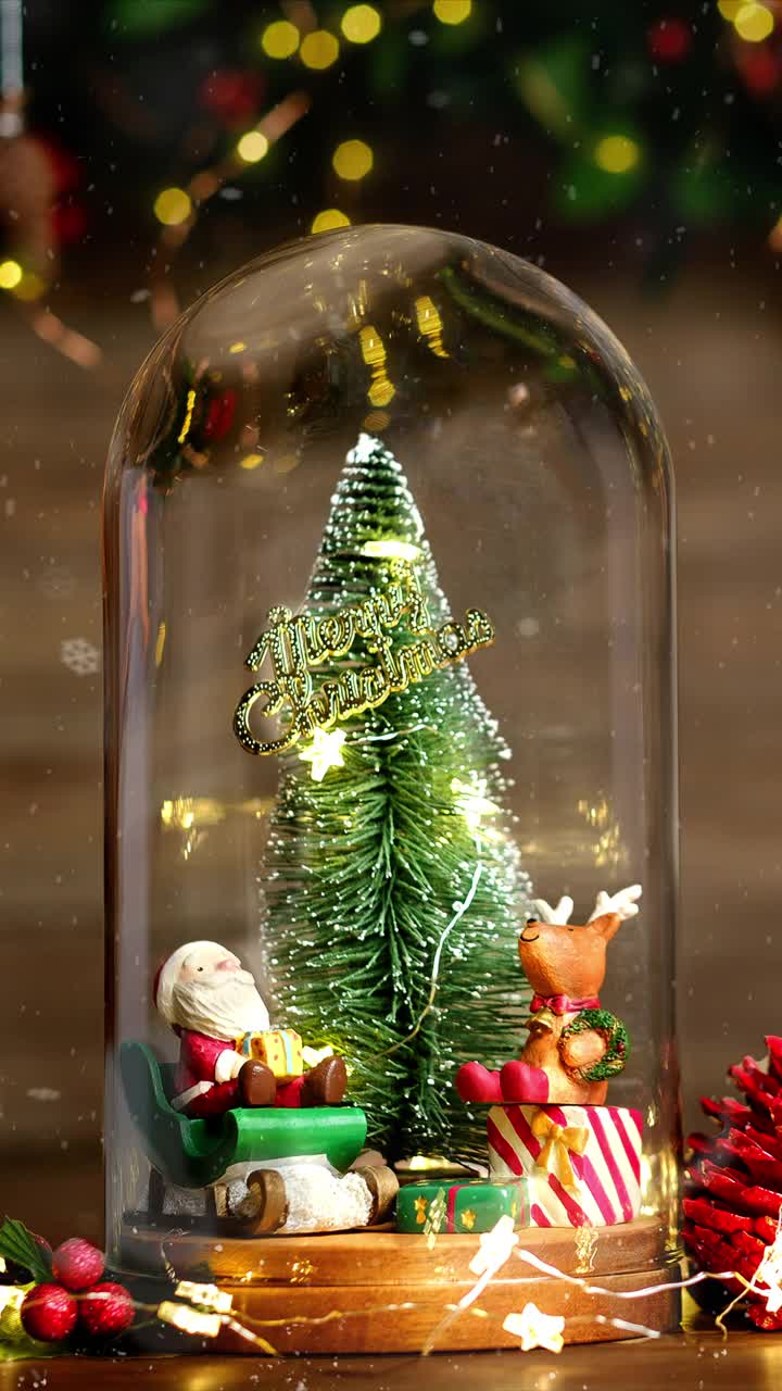 垂直圣诞快乐和新年快乐圣诞树和圣诞老人在玻璃圆顶装饰小驯鹿，松果金箔在木材背景