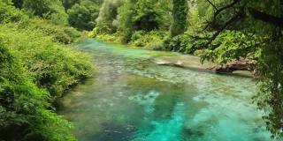 美丽的绿松石春天Blue Eye或Syri Kalter附近的Muzine镇在阿尔巴尼亚