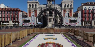 巴利亚多利德的主要广场和市政厅，有供音乐表演的舞台和为纪念该城守护神而铺的地毯或镶嵌画