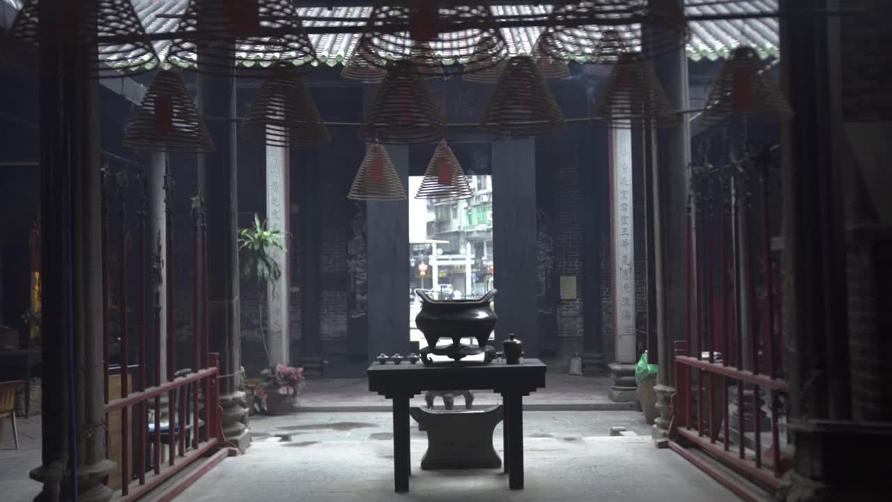 亚洲佛教寺庙，有祭坛和熏蒸的suffimen