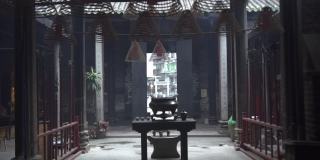 亚洲佛教寺庙，有祭坛和熏蒸的suffimen