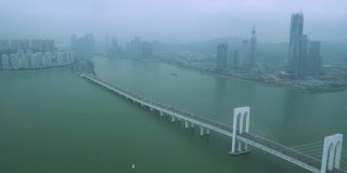 港珠澳大桥与汽车对抗雾都