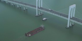 香港驳船驶往珠海澳门大桥
