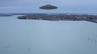 不明飞行物飞碟盘旋在意大利威尼斯，空中视频素材模板下载