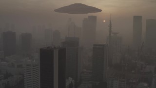 外星人飞碟飞碟飞过大城市上空，鸟瞰图视频素材模板下载