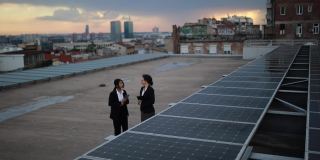 关于城市屋顶太阳能电池板项目的商务会议