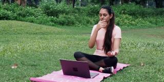 女孩在网上课堂上教冥想和坐姿