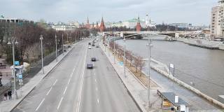 06.04.2021莫斯科。俄罗斯俯视图，在克里姆林宫、莫斯科河和扎里亚迪亚公园的背景下，汽车行驶的道路