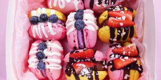盒子里的马卡龙，手工制作的精美甜品，用巧克力装饰的新鲜草莓和蓝莓甜点，精致的黄色和粉色蛋糕，糖和健康食品