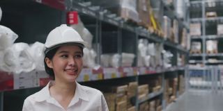亚洲女仓库工人与在运输工厂工作成功的商人击掌。热爱专业的工作。庆祝商业成功。概念蓝领