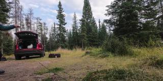 延时拍摄:在加拿大阿尔伯塔省的贾斯珀国家公园，露营者正在搭建帐篷