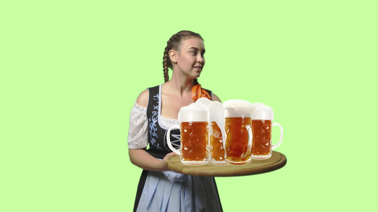 年轻性感的女人穿着巴伐利亚紧腰紧身衣和许多啤酒杯在彩色的传统背景。漂亮女孩在托盘上捡杯子。庆祝，啤酒节，节日，派对的概念。