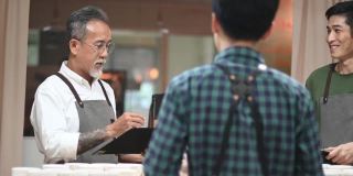 3名亚裔华裔男专业咖啡师品级员，进行咖啡拔火罐，并对检验结果进行讨论