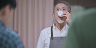 亚洲华人资深男咖啡师在工作室工作地点拔火罐品尝咖啡样品
