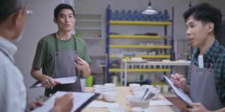3名亚洲华人专业咖啡师品级员进行杯咖啡，并对检验结果进行讨论