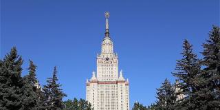 在莫斯科罗蒙诺索夫国立大学(MSU)领土上的麻雀山(夏季)。这是俄罗斯排名最高的教育机构。俄罗斯
