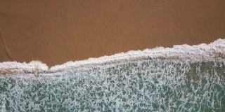 空中拍摄的澳大利亚空海滩与蓝绿色的海水