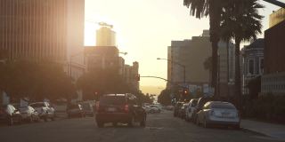 在日落时分，以慢镜头180帧的速度行驶在洛杉矶的街道上