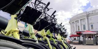 自行车停车。自行车出租。自行车停放在城市里。