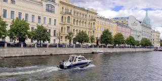 圣彼得堡的游船。在圣彼得堡乘船旅行