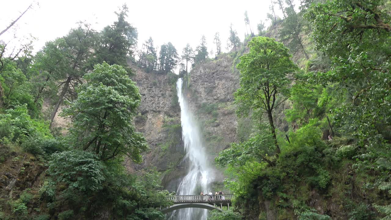 Multnomah瀑布，沿着历史悠久的河流公路的瀑布