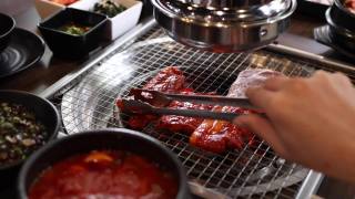 烤猪肉牛肉韩国烧烤视频素材模板下载