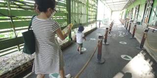 母亲和儿子要去公园的电车服务