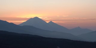 4 k的视频。俄罗斯堪察加半岛火山上空的日出和云景。