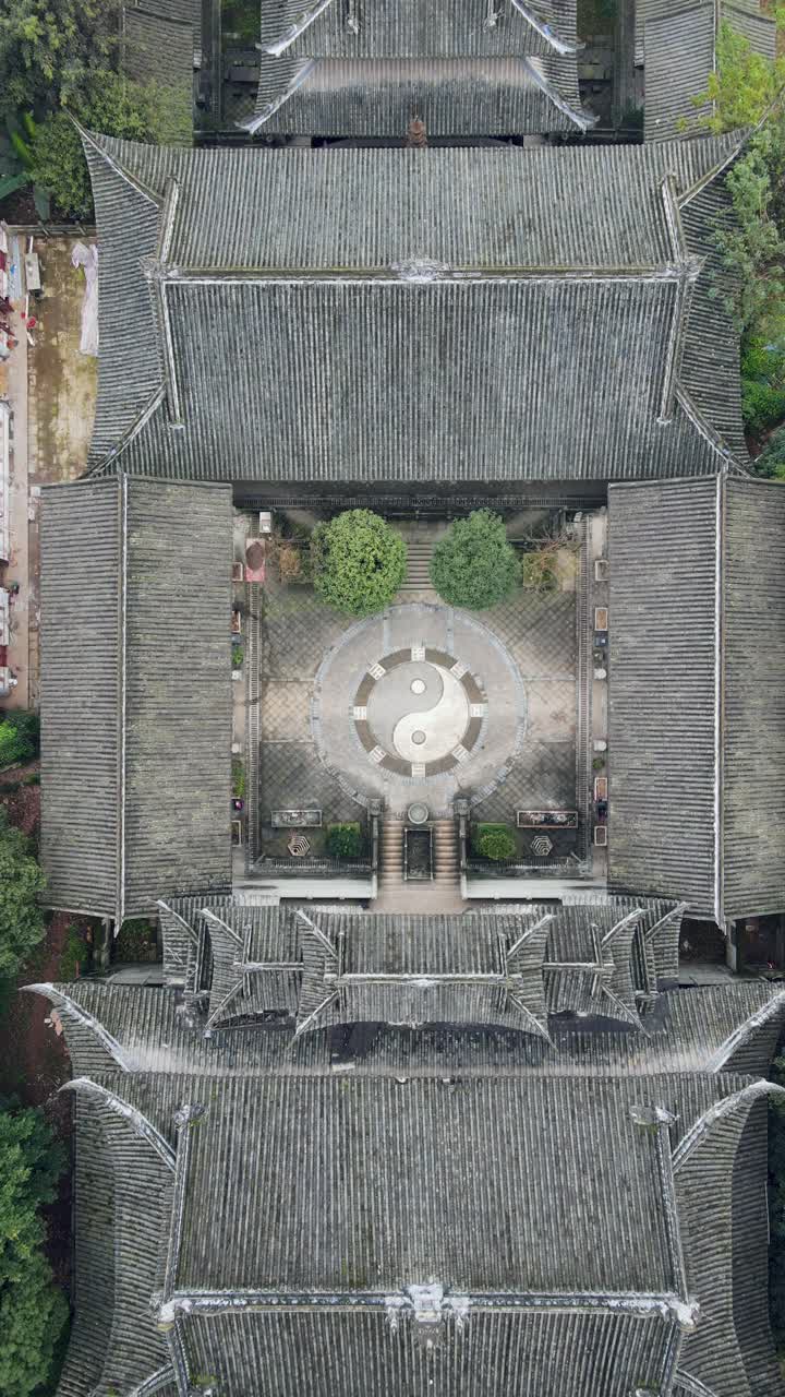 鸟瞰图的寺庙和阴阳符号