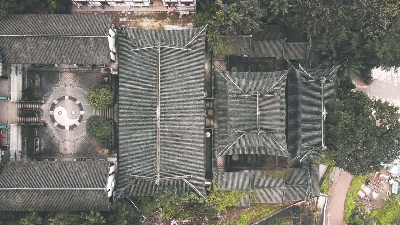 鸟瞰图的寺庙和阴阳符号