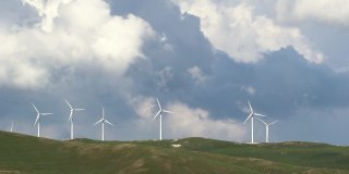 草原上风力涡轮机农场的鸟瞰图