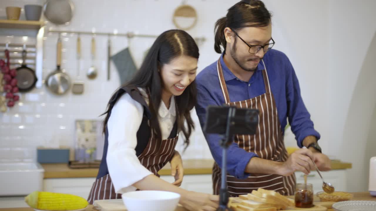 亚洲夫妇视频直播在厨房做三明治