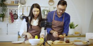 亚洲夫妇视频直播在厨房做三明治