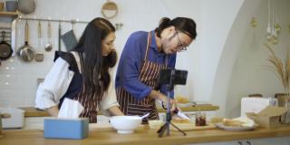 亚洲夫妇视频直播在厨房做三明治
