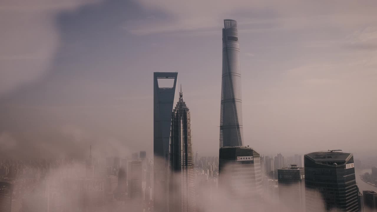 上海环球金融中心的紫色日出在云中