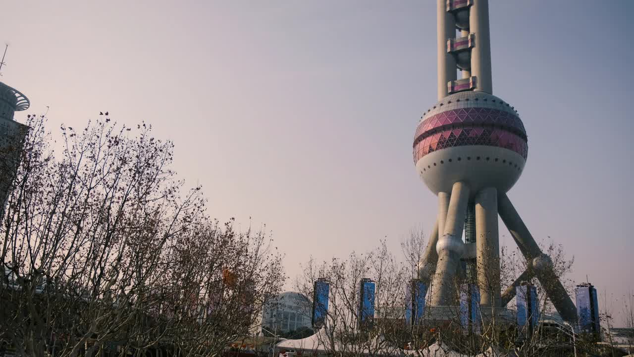 上海东方明珠电视塔从下到上的全景