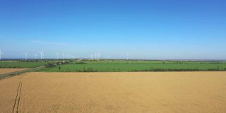 鸟瞰农田和风力涡轮机。