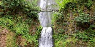 Multnomah瀑布，沿着历史悠久的河流公路的瀑布