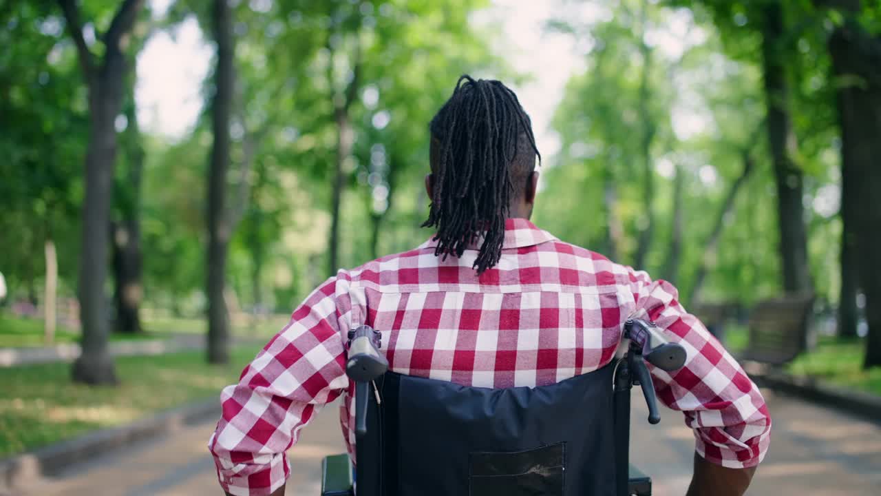 非洲裔美国人在医院公园使用轮椅，受伤后的康复