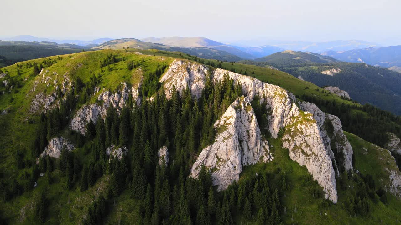 空中拍摄的Kopaonik，塞尔维亚山，欧洲。山脉，山峰，悬崖，岩石，山脊，景观，绿草，天空，云，自然，未开垦的自然，无人机视频。