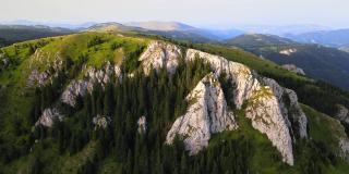空中拍摄的Kopaonik，塞尔维亚山，欧洲。山脉，山峰，悬崖，岩石，山脊，景观，绿草，天空，云，自然，未开垦的自然，无人机视频。
