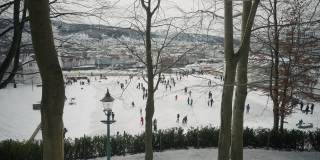 冬天人们在户外:在卑尔根结冰的湖面上滑冰