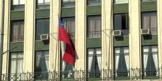 在智利瓦尔帕莱索的一座办公楼上挂着空调和智利国旗。